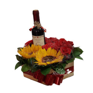 Arreglo floral con rosas, girasoles y vino
