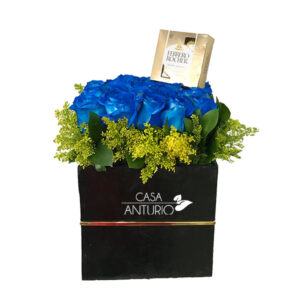 Caja de rosas azules y chocolates